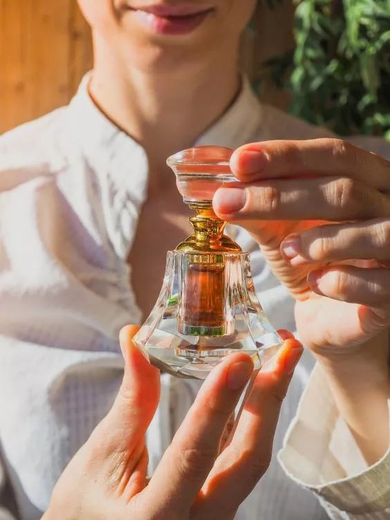 迪拜机场弥漫的香水叫什么名,迪拜香水哪里买最好