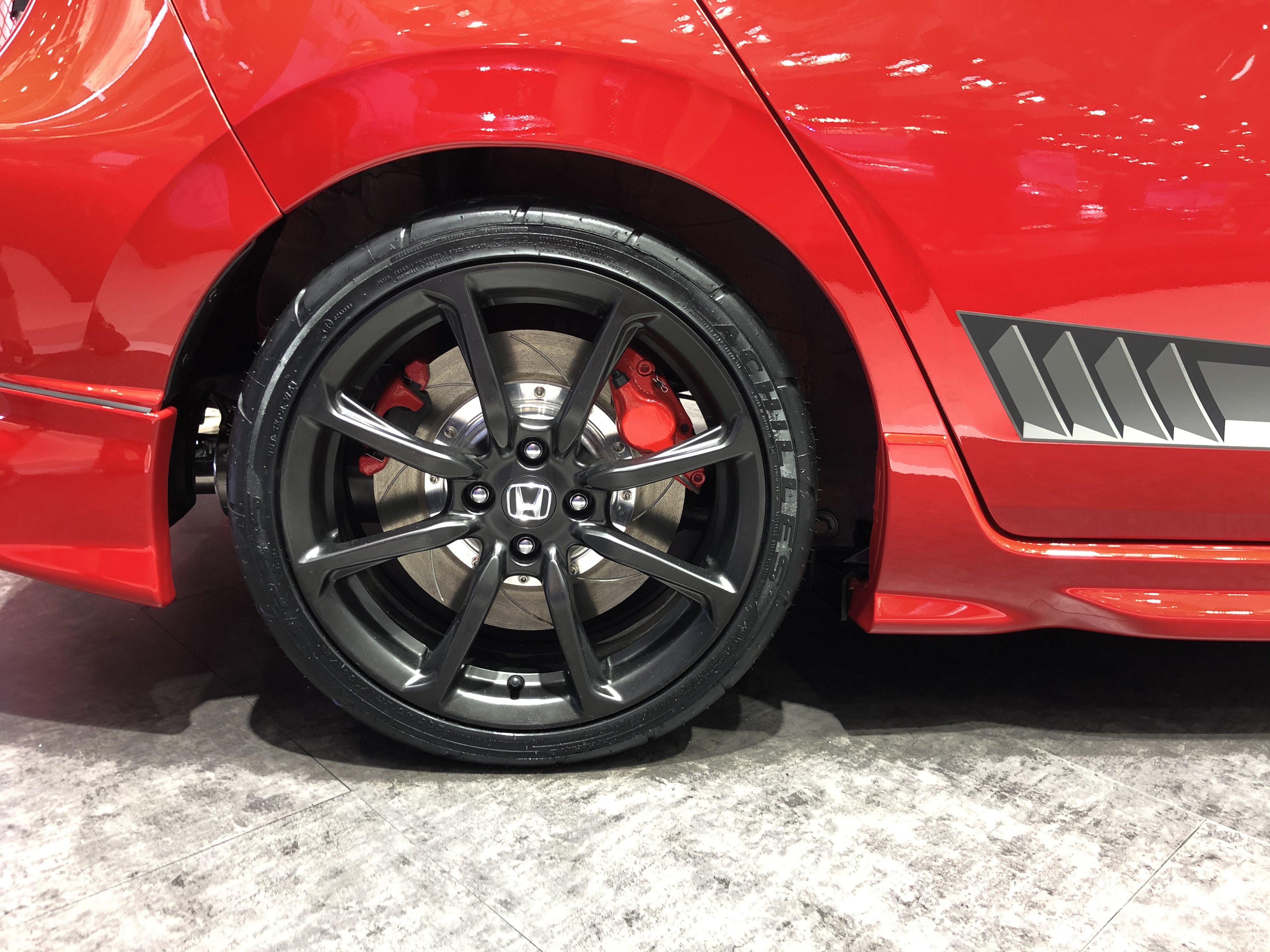 無限版飞度、好猫“如虎”，广州车展新车展台上的改装车也精彩