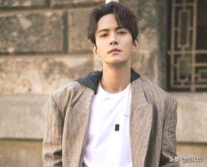 被“卖”到了香港，后自己把自己“买”了出来，太曲折，今已成名