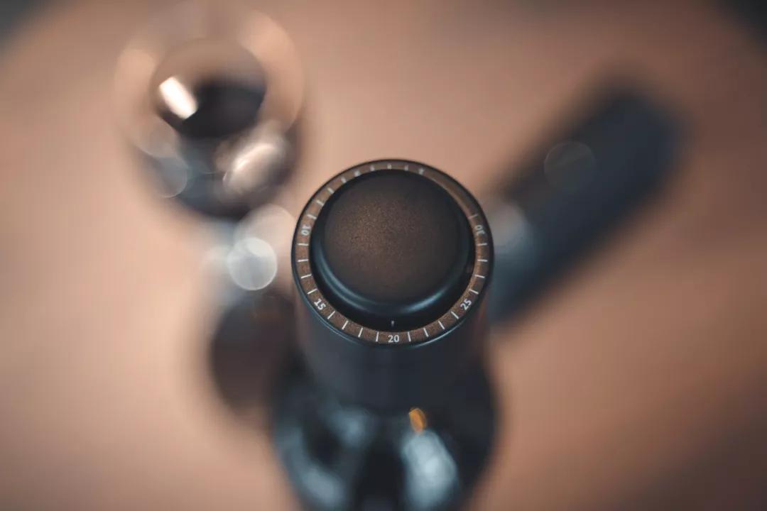 开红酒神器毫不费力的就开动了,有没有不用开瓶机打开红酒的方法