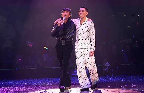 他用劲歌制霸45年，一开口无人能敌