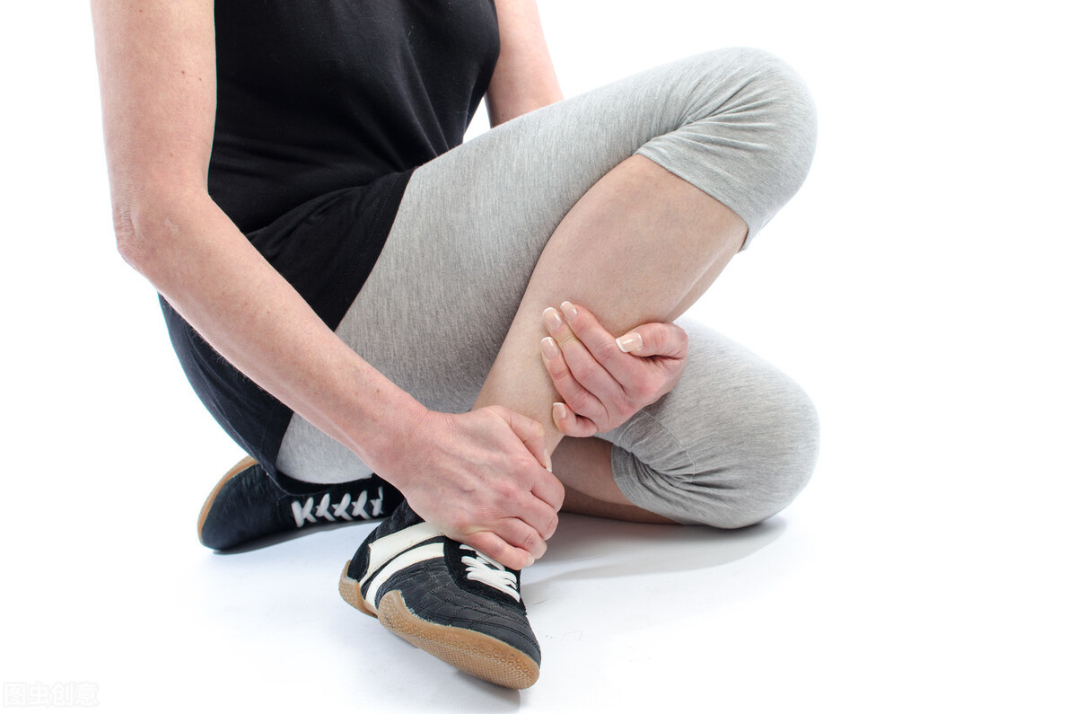 崴脚了先冷敷还是喷药,崴脚了先冰敷还是热敷