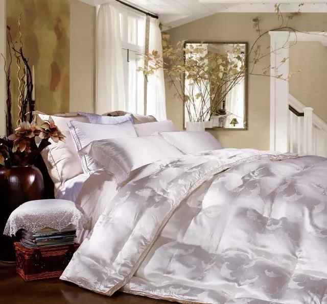 天气厚被子收起来了,夏季羽绒被能洗吗