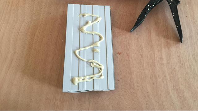 建议大家:别再电钻打孔了!如今流行“液体钉”,比电焊还牢固