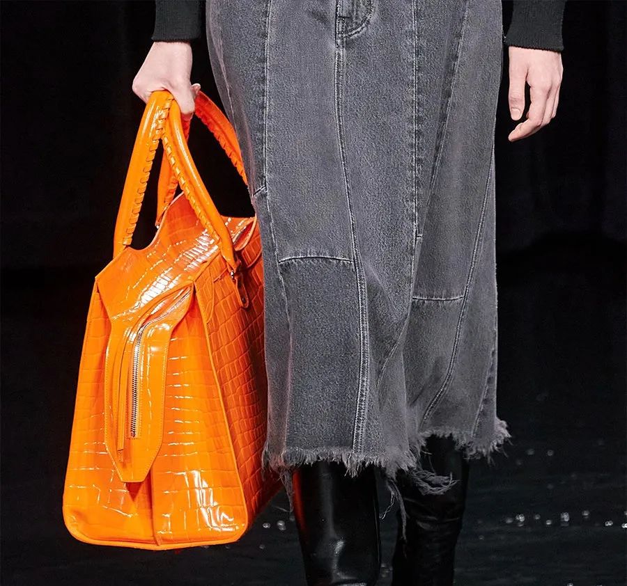 这才爆红一年就这么能“装”了?3w的包一背我都认不出来了…