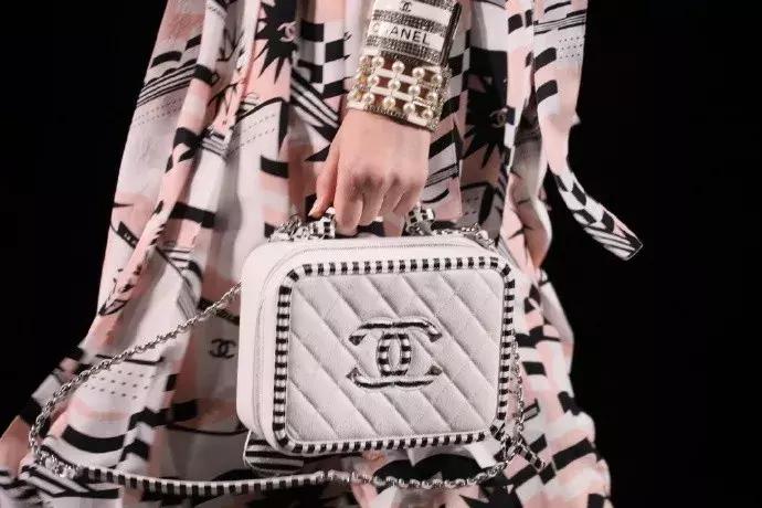 大表姐刘雯和香奈儿,大表姐刘雯的包