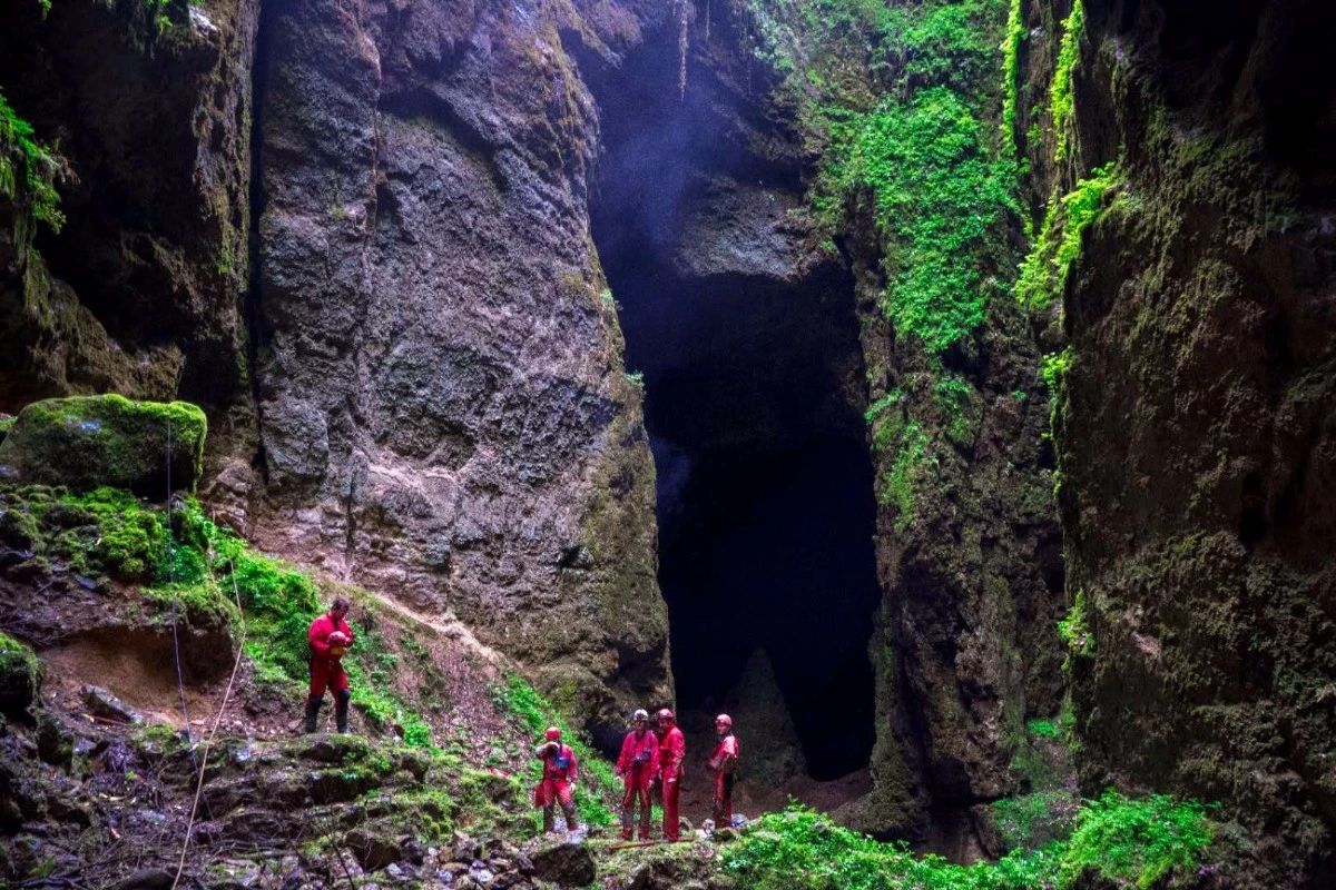 惊世奇观丨汉中68万岁天坑揭秘，地下河、剑齿象化石...