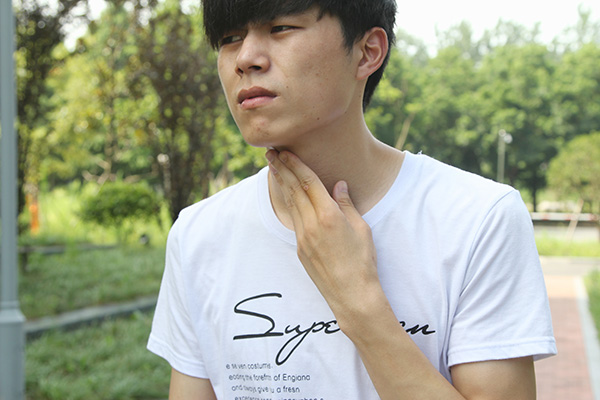 男生的喉结和女生喉结有什么区别,为什么男生有喉结女生没有呢