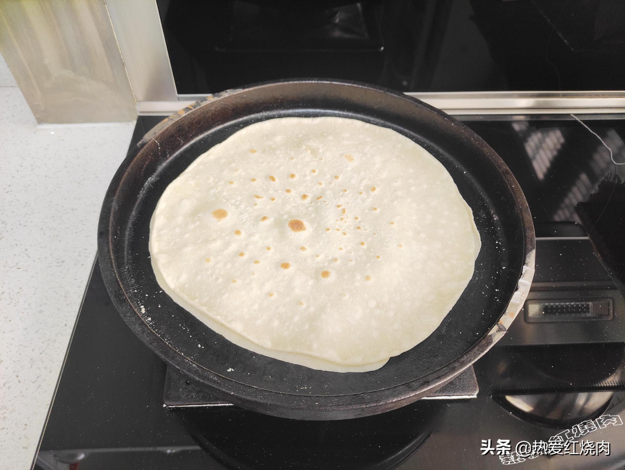 饺子皮蒸春饼抹油了还是撕不开,为什么春饼皮现做容易破