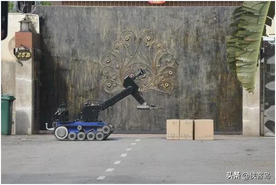 侠客岛:前几天,中国领事馆前出现了3个神秘包裹......