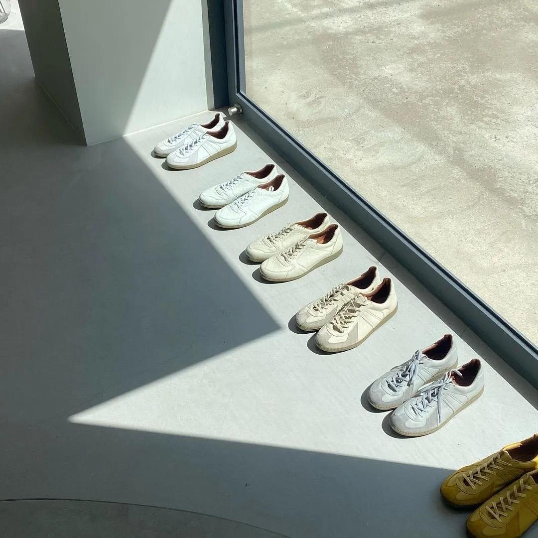 德训鞋奶油蓝白,白百何黑色德训鞋穿搭