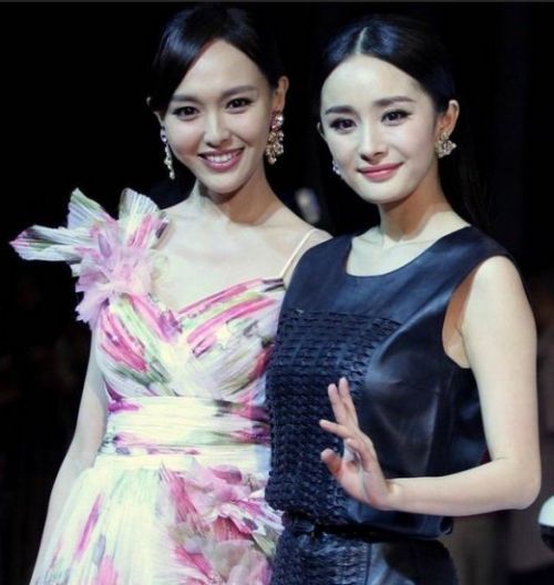 胡歌霍建华唐嫣杨幂刘诗诗,杨幂被曝走红毯主动邀请唐嫣合照