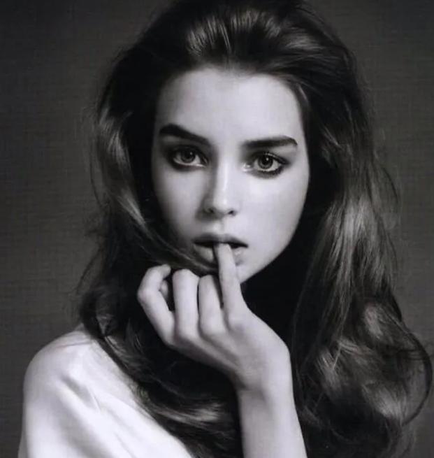 超模女王卡门：三次婚姻不幸，83岁有小鲜肉男友，89岁还上台走秀