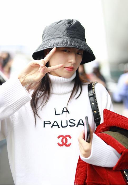 冬季穿一身白超时髦，和周雨彤学习白色服饰搭配，清纯又显白