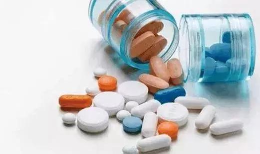 82岁老人中暑晕倒三人相救,80岁老人暑天中暑呕吐