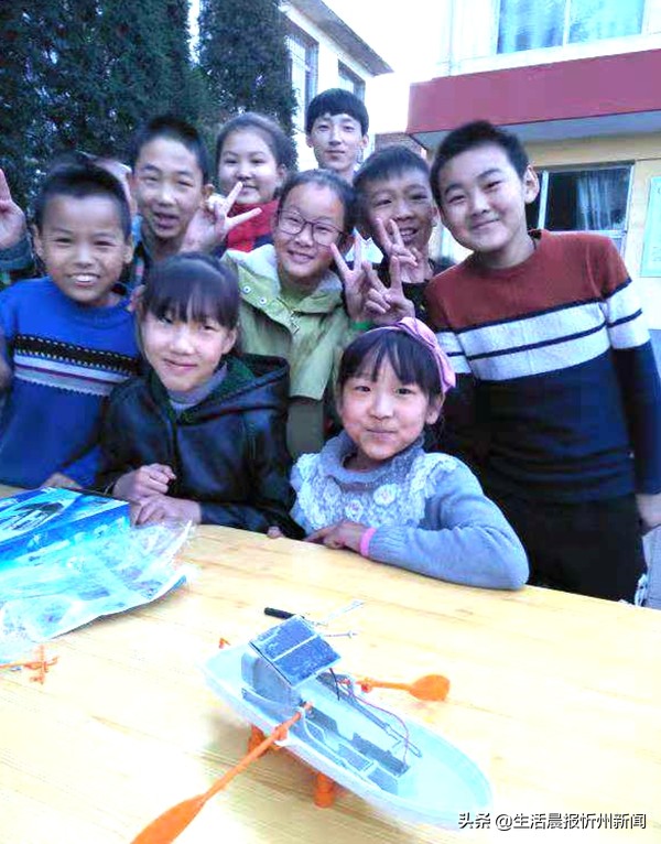 支教情深感恩回馈——原平市大牛店学校为忻州师院原平支教队赠送锦旗