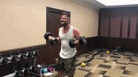 锤哥雷神身材,雷神锤哥露腹肌片段