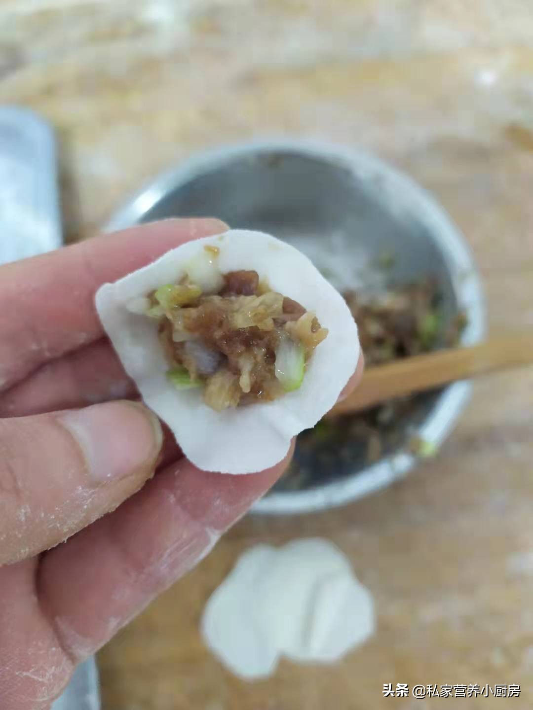 素馅水煎包子味道鲜美极致,香酥水煎包子