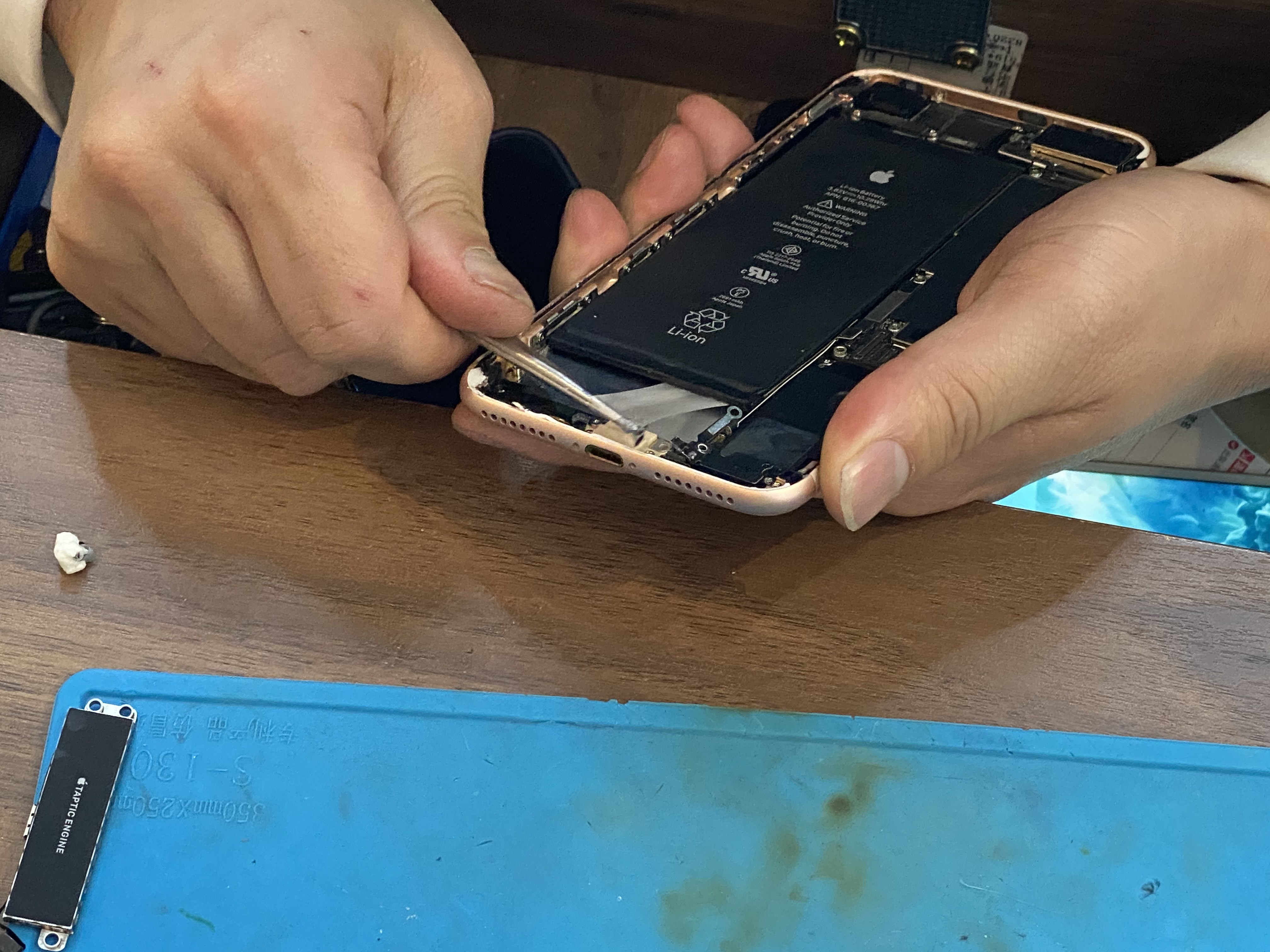 iphone8p更换官方电池,苹果8p更换第三方电池会怎么样