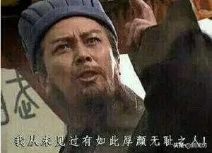 你的肚脐眼是凸出来的？上海地铁早高峰，一男子戴上粉色头盔，偷偷…