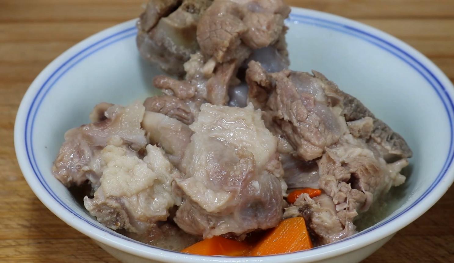 炖骨头汤切记加冷水,炖骨头汤不放料酒去腥怎么做