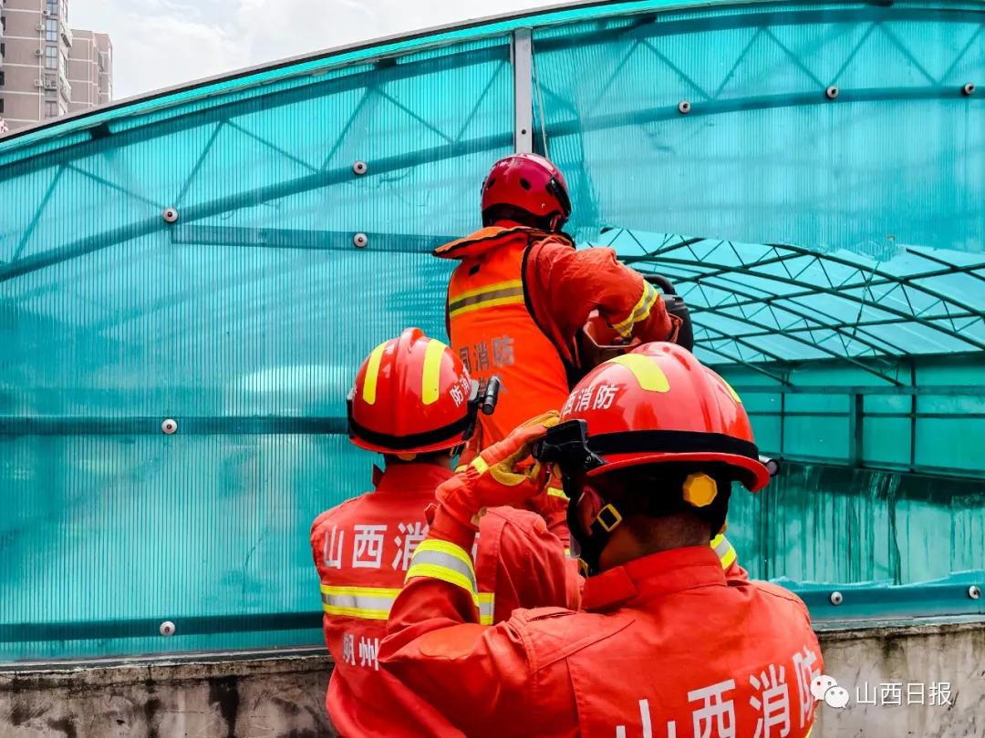 一个半小时排水10吨！山西消防在河南展开抢险救援