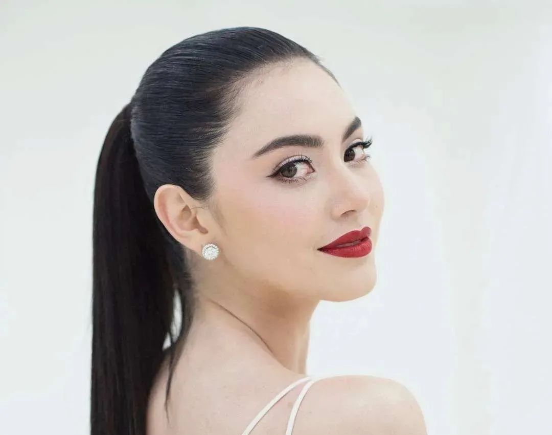 被称作泰国最美小花的90后，画上这个妆连Lisa都要被比下去