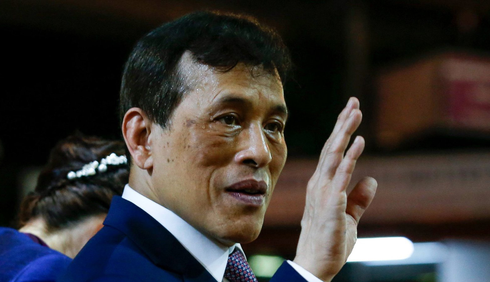 泰国人民很爱国王,拿着国王的签名激动万分,拉玛十世很是欣慰