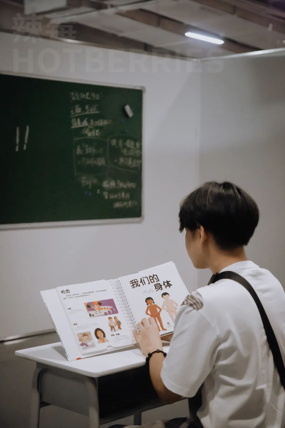 在家看*片A**被老妈撞见,她反手就带我去了个“18禁”场所