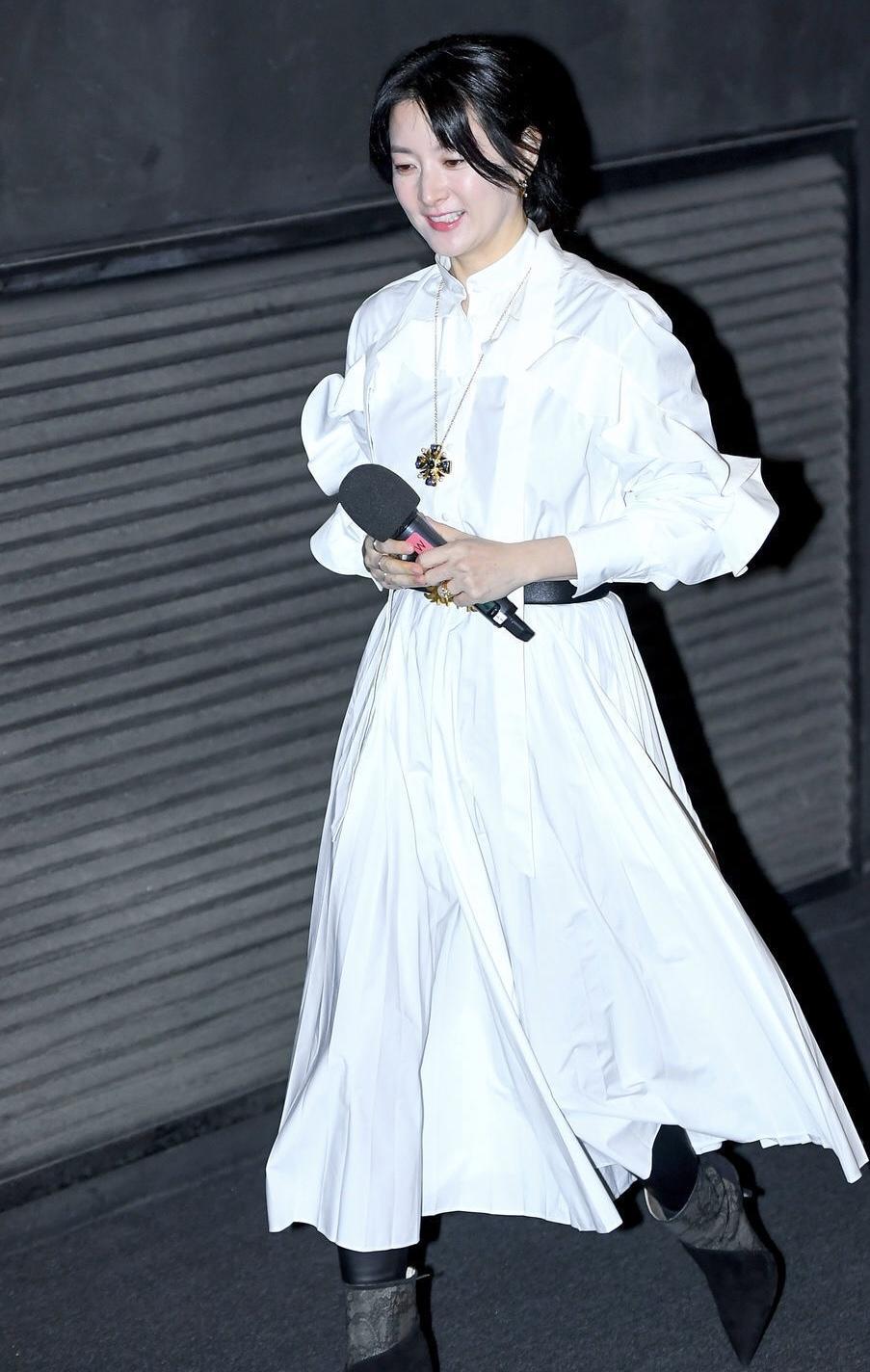 李英爱穿复古长裙优雅,49岁李英爱近期照片穿开衫毛衣