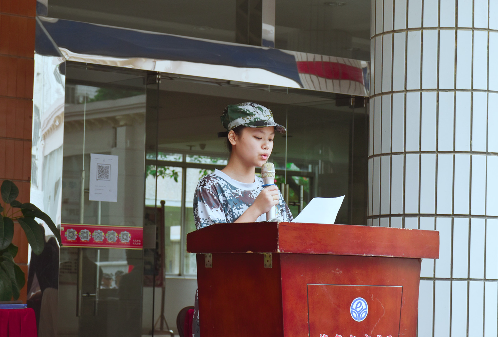 英德华粤艺术学校2018届,英德市华粤艺术军训穿校服吗