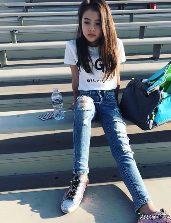 昔日童模都长大了，最美女孩变企业家，迷你乔妹秀少女穿搭风