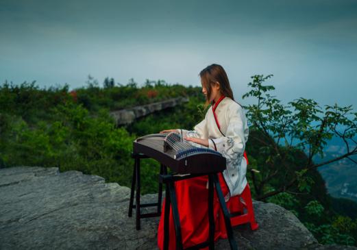 川河盖上的“映山红”开了“周末”来一场花的“艳”遇