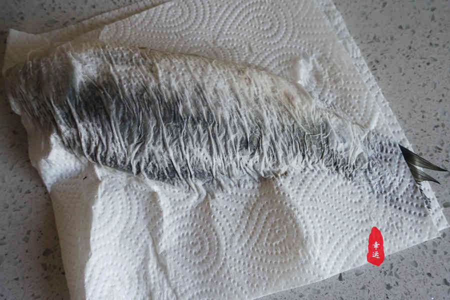 从高压锅中取出完整的酥鱼,真是不容易,它浑身酥软烂要轻拿轻放