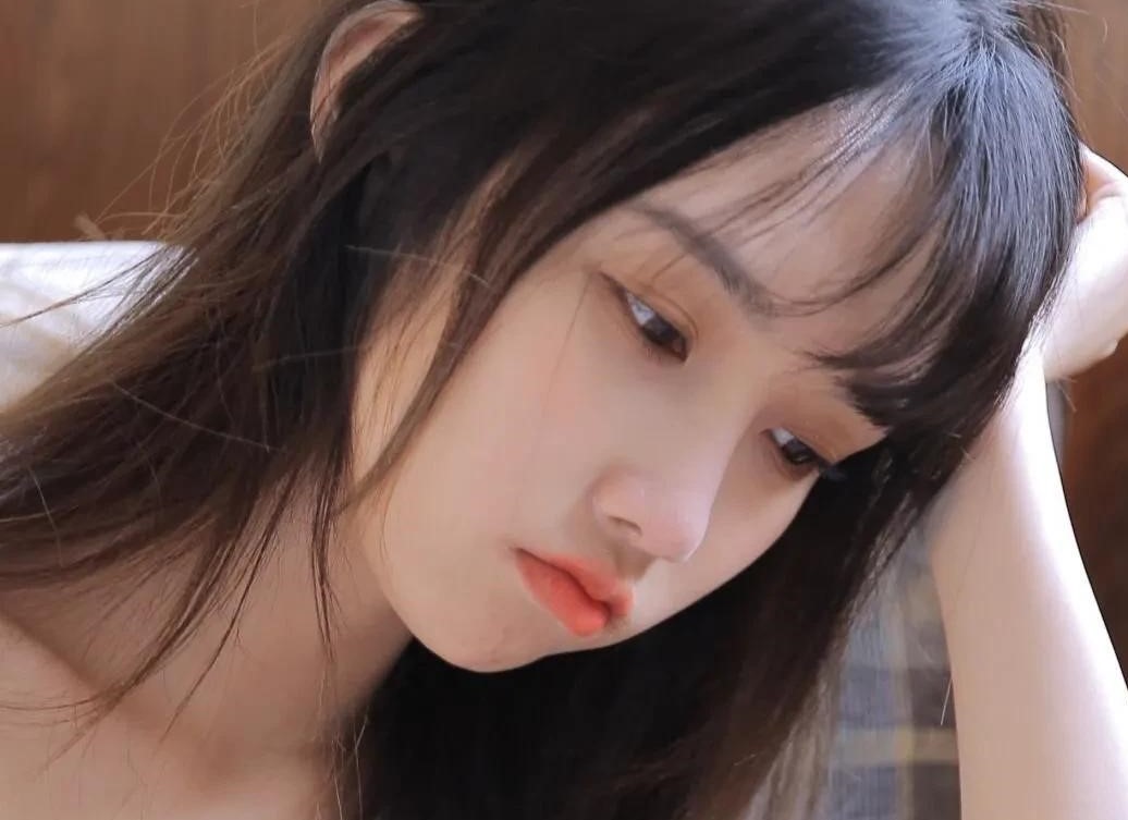 怎么和女生聊天比较有趣,怎么与长期不聊天的女孩子聊天