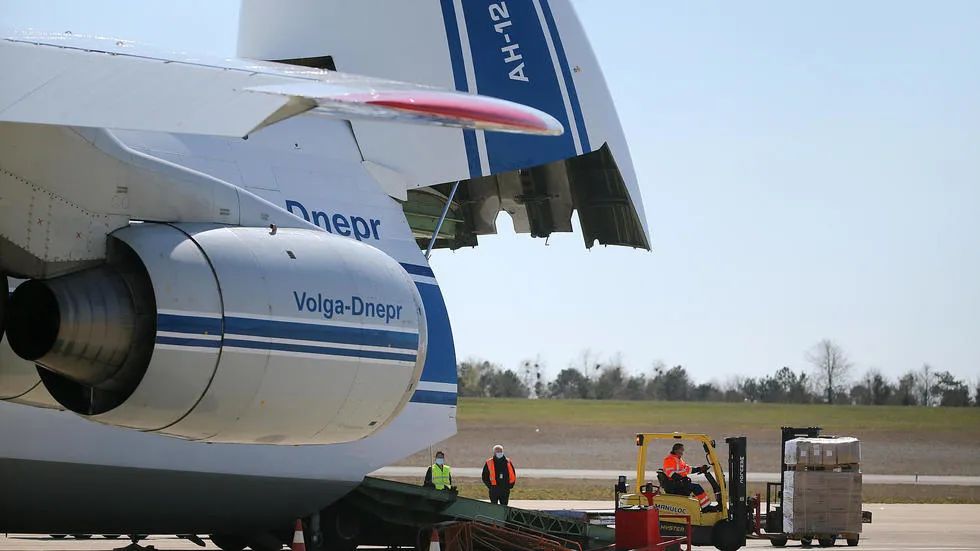 来自中国的救命物资空运抵达巴黎，法国人表示：“比金条还抢手”