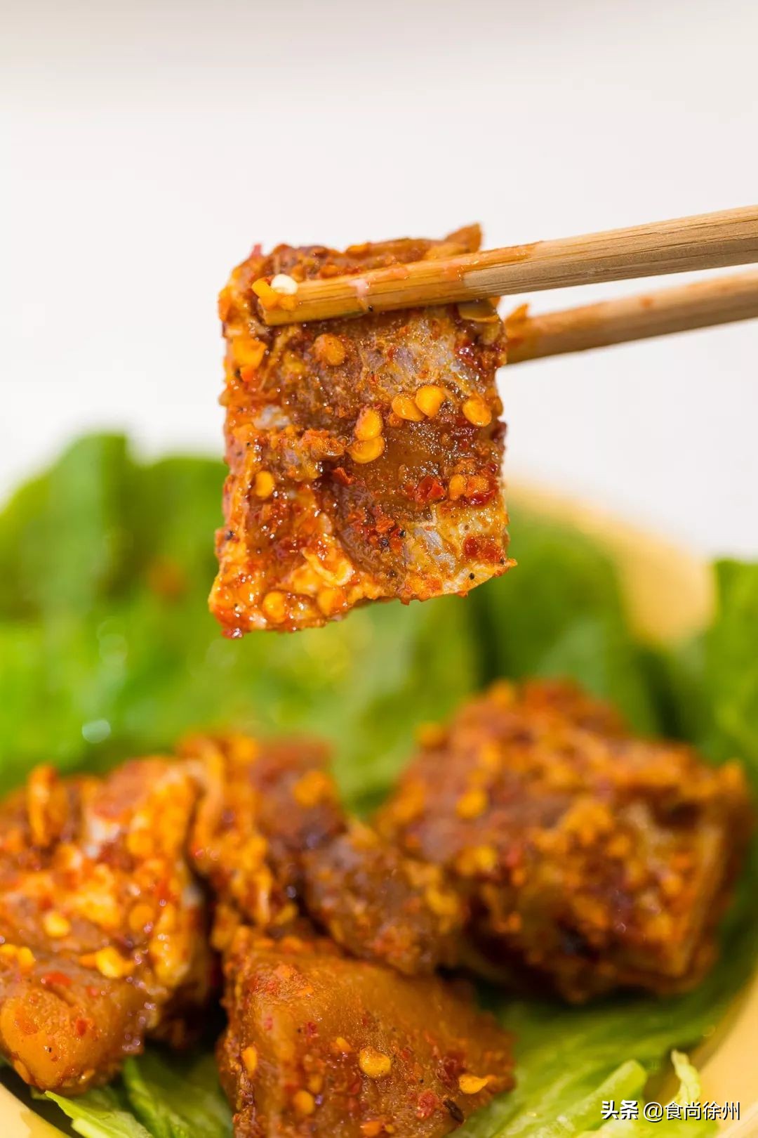 徐州闹市一角，还原了80年代的市井范儿！笸箩上菜，98元吃17样！