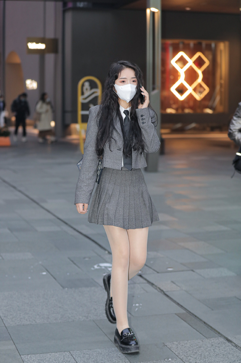 穿搭成都女孩,出门这样穿简单时髦显腿长