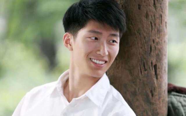 窦骁：富二代家境存疑、出道10年不温不火，却成了何超莲的男朋友