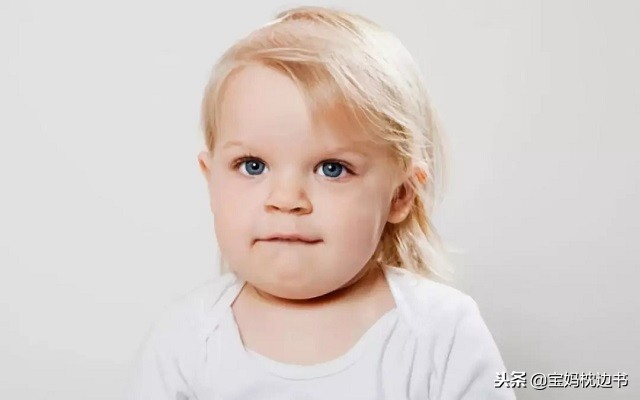 宝宝老是咬嘴唇说不清楚,宝宝老是咬下嘴唇有什么方法不咬