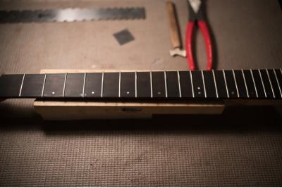 怎么更换吉他弦视频,民谣吉他换品丝需要都更换吗