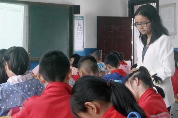 90后美女老师大方普及性知识，解决青春期的困惑，家长：值得赞扬