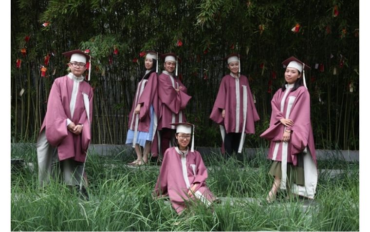 大学生毕业穿的袍子是什么,大学毕业穿的袍子分别代表什么