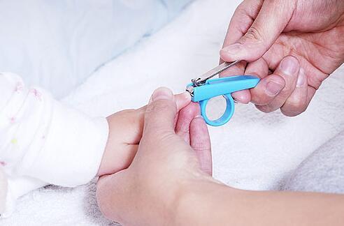 给宝宝修剪指甲正确的方法,用指甲剪给宝宝修指甲的危害