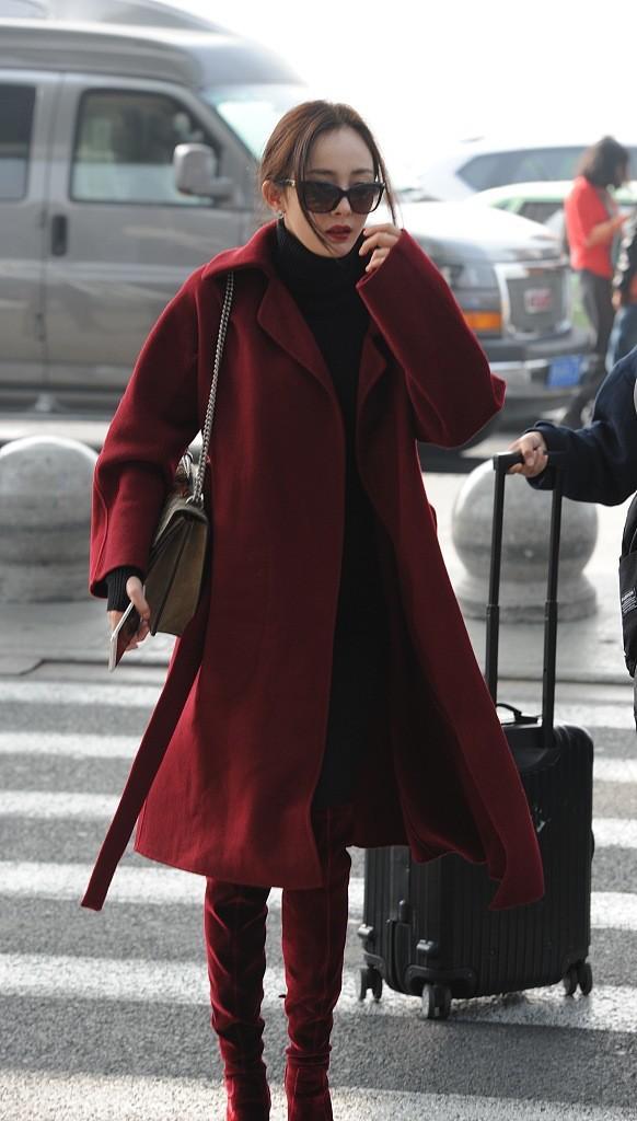 杨幂登大刊封面复古时髦超惊艳,杨幂登大刊封面演绎黑金时尚