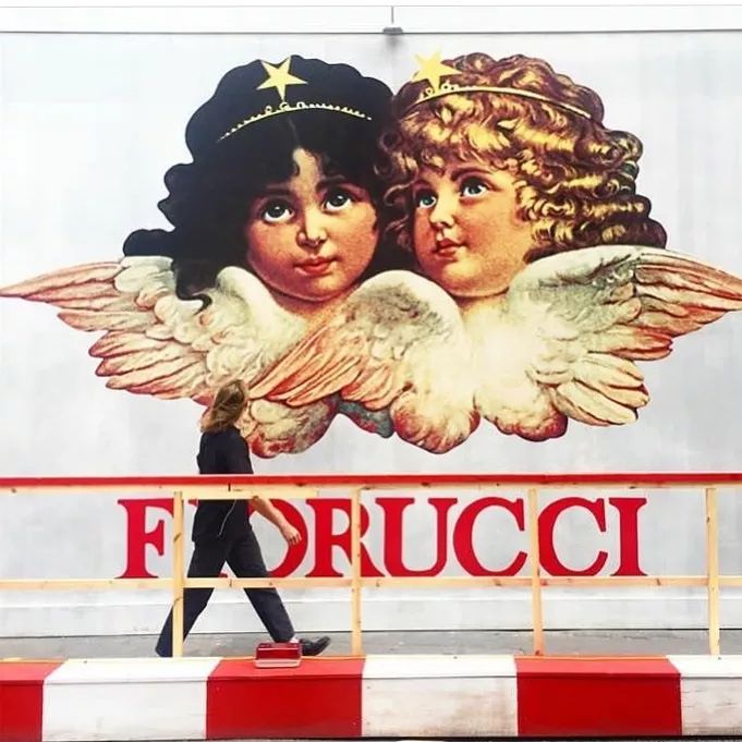 人间芭比lisa白色衣服跳舞,人间芭比lisa穿蓝衣服跳舞