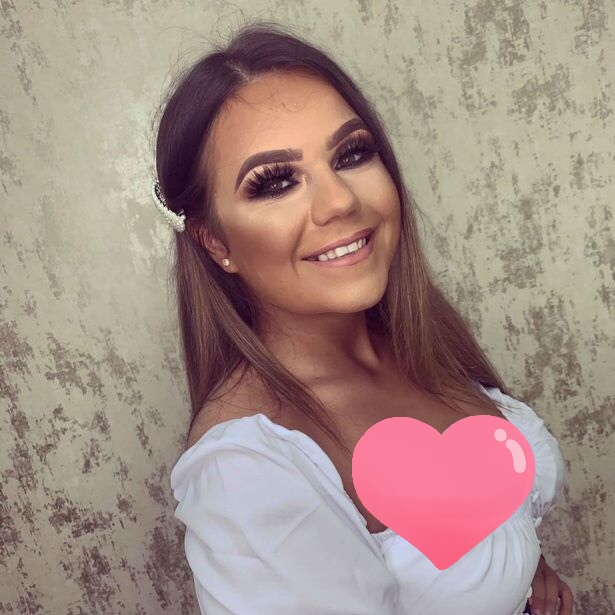 英国21岁女生为傍大款卖裸脚照片！成功收到信用卡，对方说：尽情花