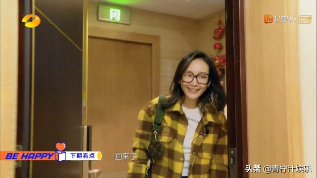 同回到娘家，林允爸妈做13道菜给女儿吃，王鸥和母亲坐姿显生疏