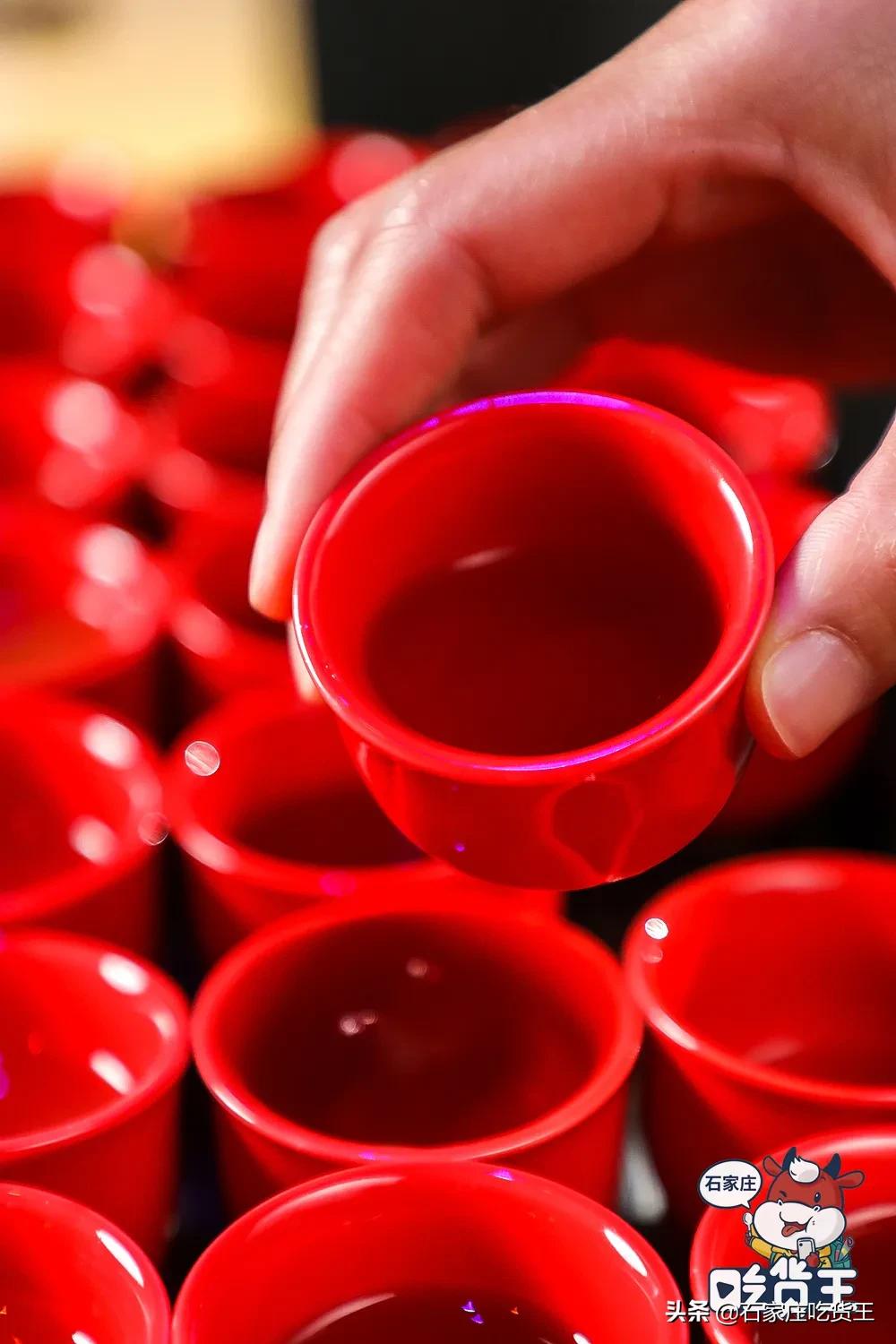 成都贰麻酒馆点啥酒,成都爆火的贰麻酒馆携手泸州老窖