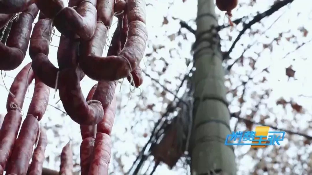 又到熏腊肉灌香肠的时节,做好的香肠在家熏腊肉